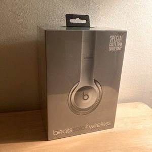 NIB Beats Solo2 Wireless limited edition space gray